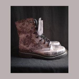 Yes We Vibe | Boots | Size 8.5M / 10W